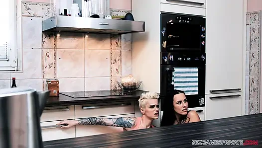 Tante seksi suka dientot habis-habisan - mea melone & mila milan