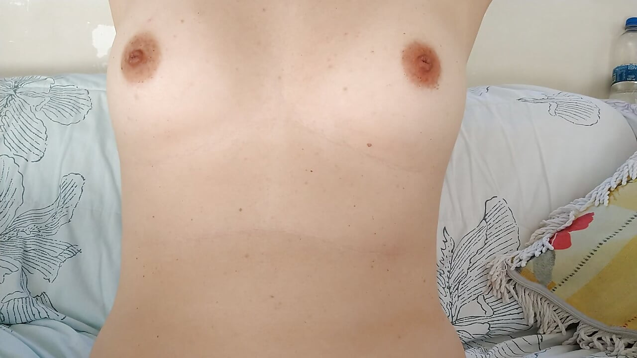 Assista aos peitos bonitos dessa mulher casada.