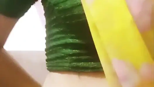 Hintli kadın saree azdırıyor - yavaş kaldırma ve gözetleme - yüz yok - 4k yüksek kalite