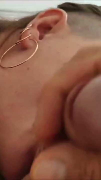 Süßes geiles Mädchen schluckt Sperma