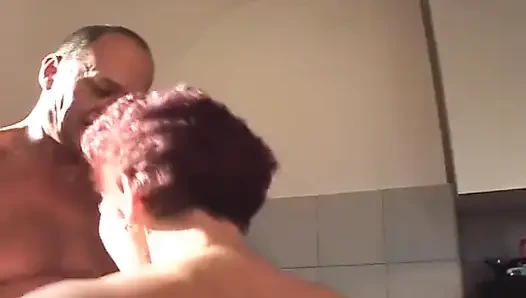 Бабушку из Франции трахнули на кухне