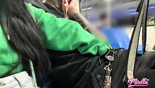 Ses işaretini görmeye dayanamıyor ve beni São Paulo metrosunun içine çekti