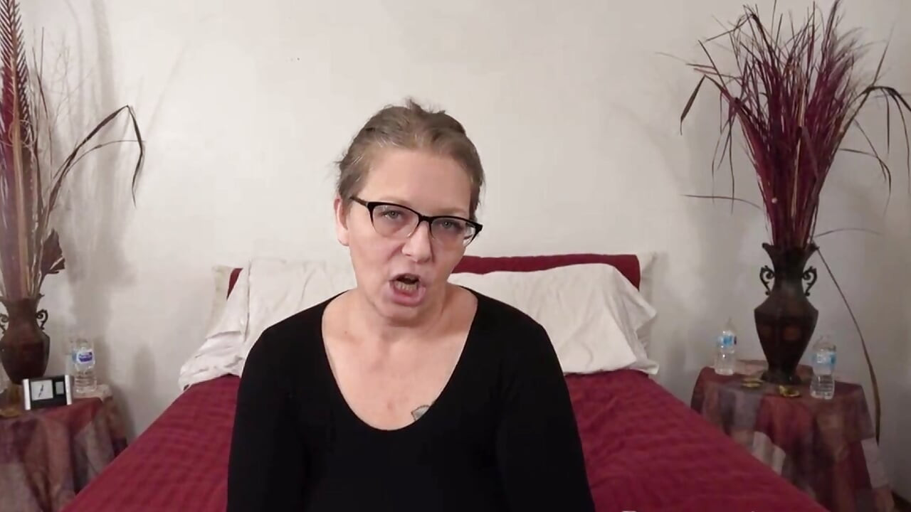 Kétségbeesett amatőrök A dögös nagymellű milfek szűk punciját keményen megdöngetik, hogy kifizessék a számlákat