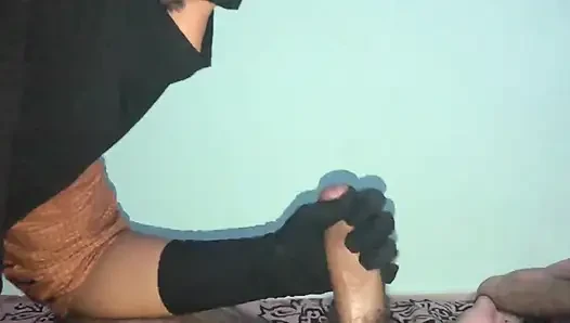 Tesettürlü Hintli Müslüman kız sakso çekiyor ve boşalıyor