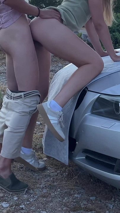 Encontro quente com uma garota sexy terminou em sexo selvagem com capuz de carro | Clipe 1