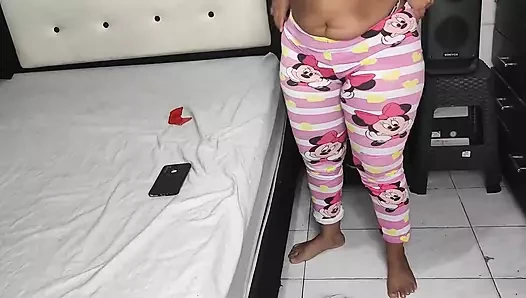 Keponakan tiriku bikin aku nyepong kontolnya waktu suamiku lagi nggak di rumah