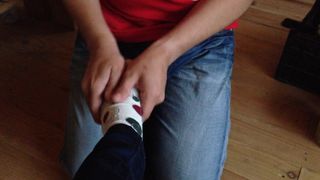 Slaaf geeft meesteres een voetmassage in sokken en op blote voeten