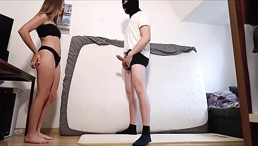 Barfuß-ballbusting im bikini