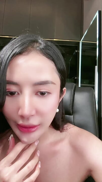 A BEAUTIFUL GIRL WHO LIKES TO BE WHILE ON A VIDEO CALL WITH HER BOYFRIEND