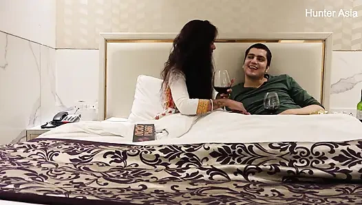 Milf India & cowok berkulit muda, minuman berubah jadi sesuatu yang lebih