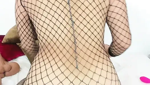 Reife Frau steckt ihre Hand in ihre nasse Muschi und stöhnt wie eine Schlampe