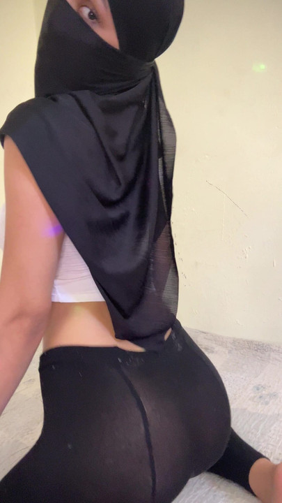 Debela arapska guza polako poskakuje u hidžabu dok draži svaku oblinu savršenim kutovima svoje guzice