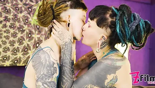 Büyük anal oyuncakla oynamadan önce dövmeli ve pirsingli lezbiyenler Cynthia'nın dili ve parmakları leo'da