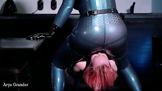 Lateks catsuit kadın egemenliği videosunda belden bağlamalı emme ve yüze oturma