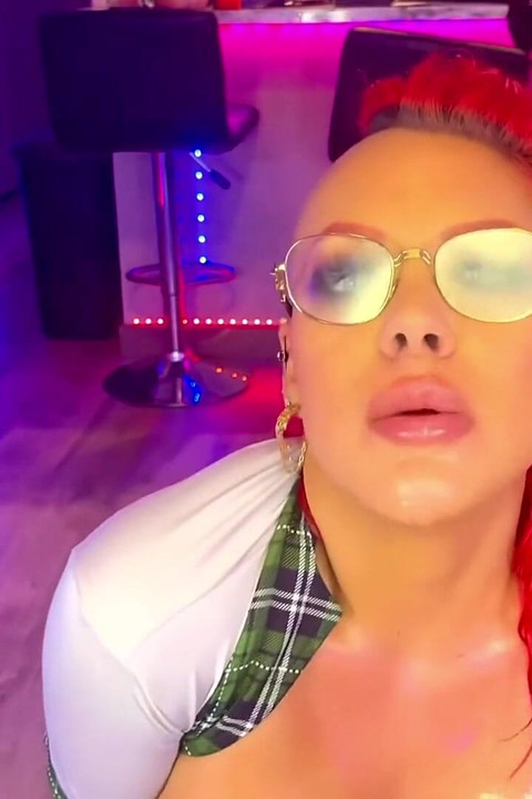 Rondborstige lerares dient detentie met JOI