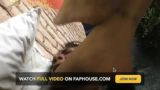 Mükemmel ayaklarla lezbiyen derin ayaklar aşağılama