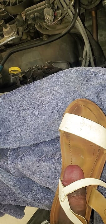 mechanic found sandals in drivers floorboard