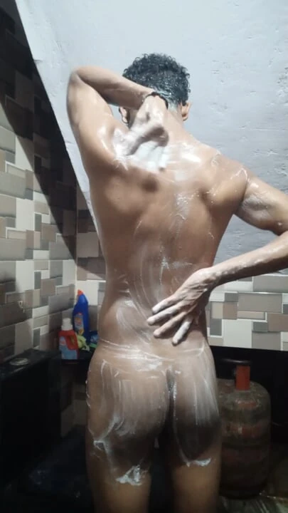 Băiat indian desi excitat cu striptease lenjerie intimă cu pula mare complet goală și gaură mare de cur la dușul din baie