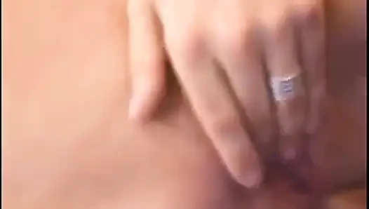 Seksi götlü sarışın piliç kanepede amcığını sert yarakla dolduruyor