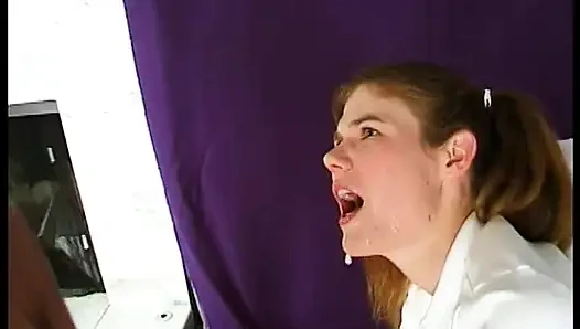 Похотливая студентка с маленькими сиськами и пламенем Auburn волосами Энн Хоу наслаждается бурением жесткого члена