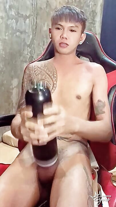 Pinoy cachonda tatuada twink jugando con su juguete masturbador
