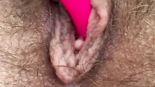 Memek basah istriku, memek berbulu closeup