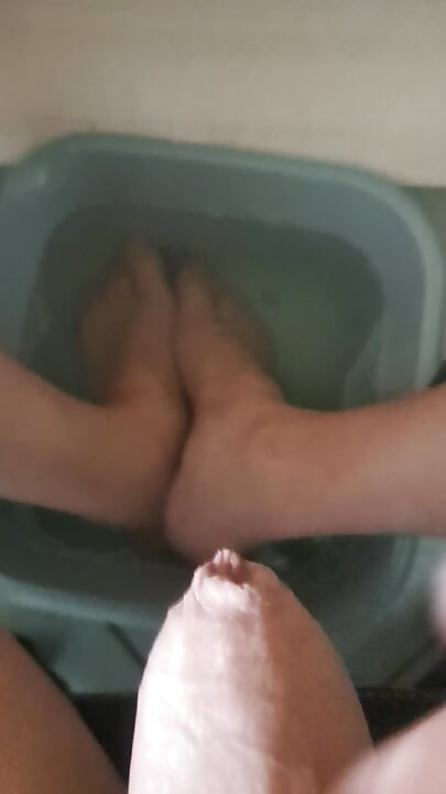 I and Cum on My Feet During a Foot Bath
