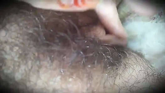 Ein dorfmädchen zieht schön ihre haarige muschi zu schöner musik
