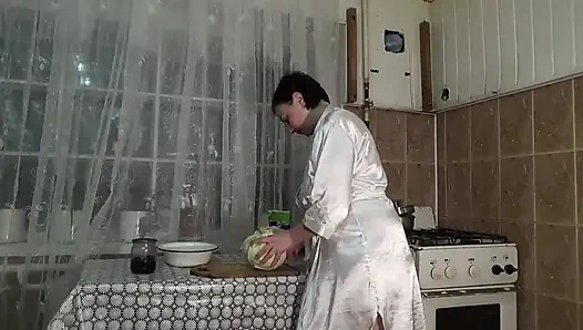 Сексуальная грязная домохозяйка с большими сиськами! ОИ! Покрывающие сиськи в еде!