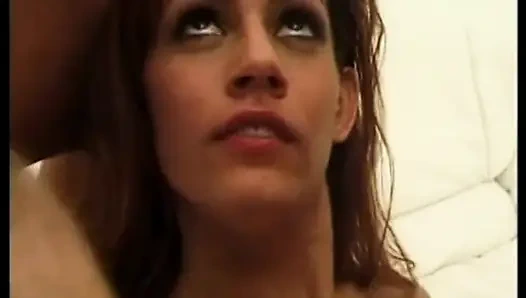 Büyük memeli genç kız grup seks yapıyor ve üç sert yarakla dölleniyor