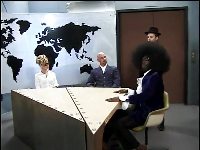 Hermosa morena toma una gran polla negra estilo misionero en el dormitorio