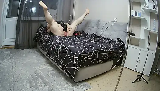 Kayınvalide göğüslerini okşuyor ve oyuncaklarla büyük amına mastürbasyon yapıyor