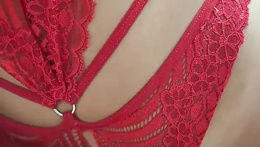 Suamiku suka handjob, aku menggodanya dengan melewati penisnya yang tebal di pintu masuk vagina