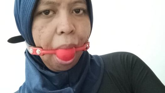 Masturbación con el orgasmo en hijab catsuit
