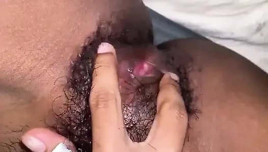 Ласкает ее киску