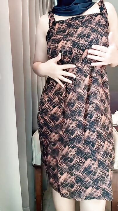 Indonesian woman strokes pussy until peeing