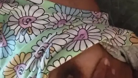 Cewek sri lanka ini lagi asik muasin memek beceknya pakai dildo di kamar mandi