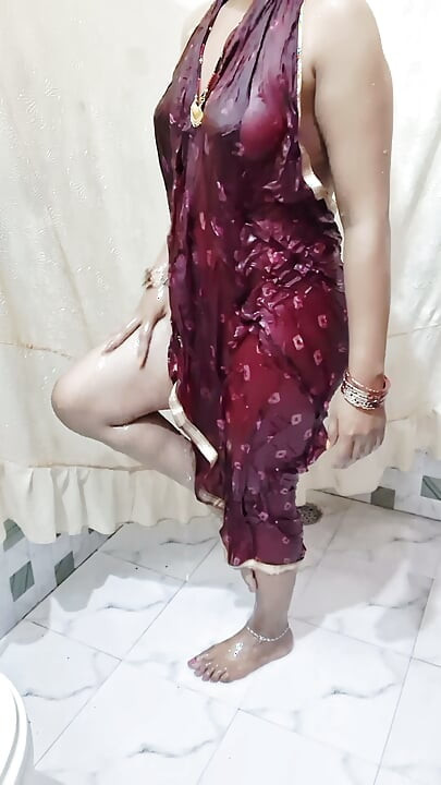 Watching Bengali Bhabhi's cool nude video of bathing will make the penis water come out
