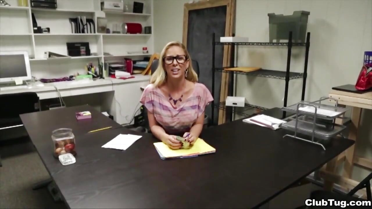 Cherie Deville 脫衣並擠奶大辦公室雞巴