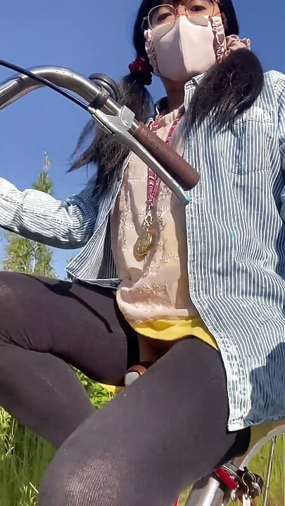 N° 220 je mets un vibromasseur dans ma chatte pendant une balade à vélo matinale