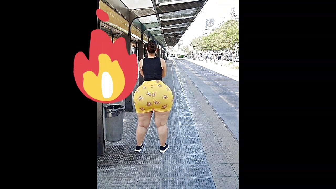 Un gros cul attend le bus en Argentine