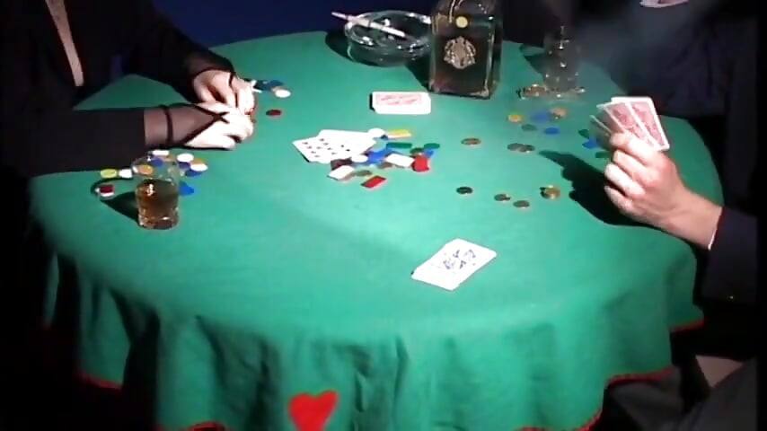 Cowok ini memenangkan kontol pelacur setelah poker ronde dan ngentot memeknya di atas meja