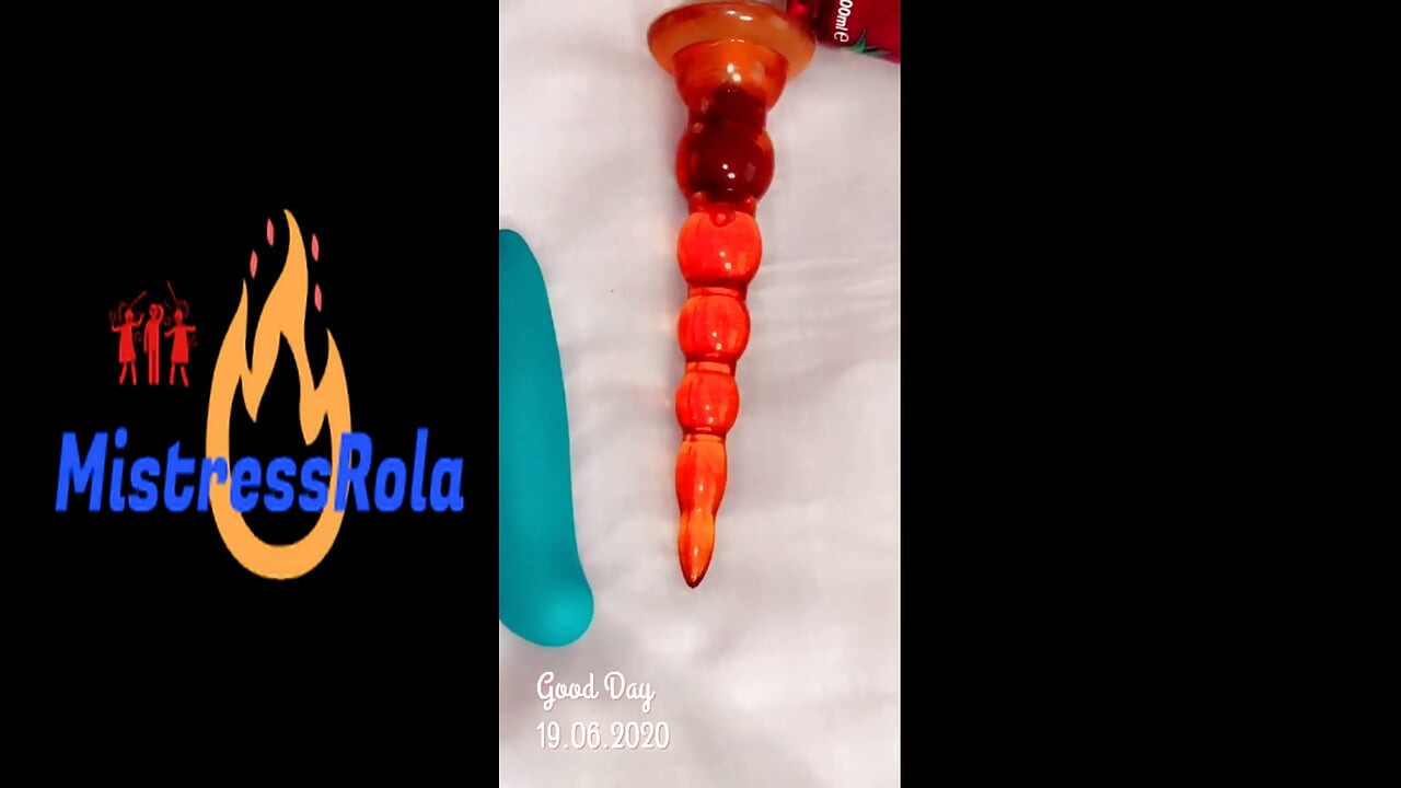 Rola ma dildo w cipce i dupie i F