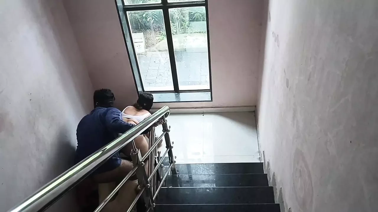 印度美丽的嫂子独自在农舍里被带到户外并被狠操