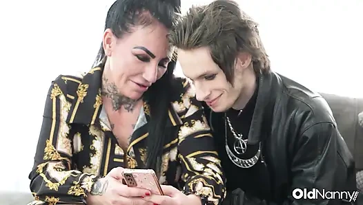 Eingefärbte reife mit dicken titten gibt emo-hengst blowjob