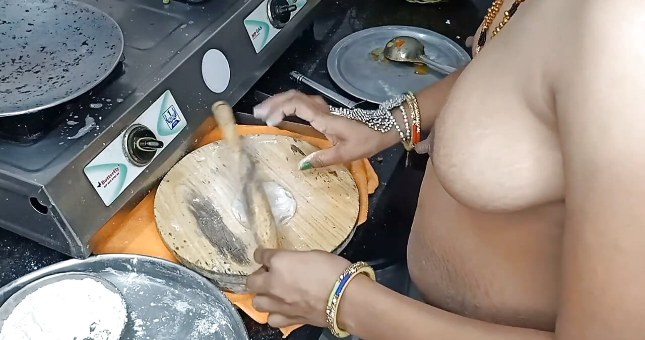 Indyjska desi ciocia gotuje w kuchni, a potem idzie uprawiać seks z mężem.
