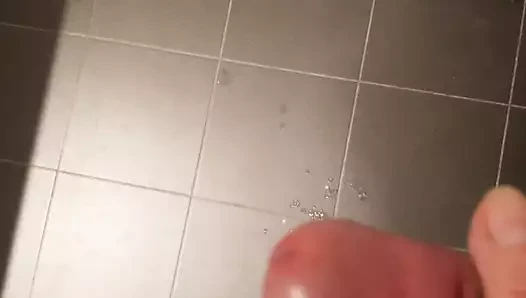 Yine... Oynuyor ve boşalıyor