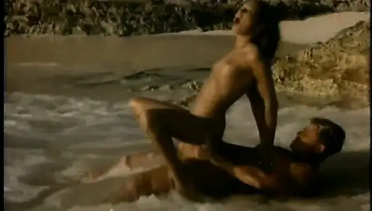 Şehvetli esmer okyanusta uzun sert yarağa biniyor