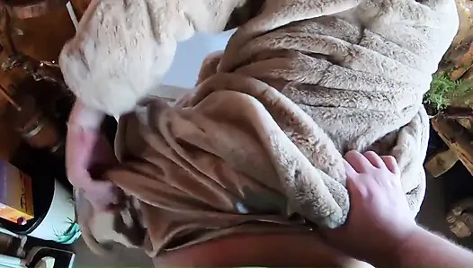 Goldenes kleid, Pelz & rauchende behaarte muschi, tiefer blowjob &harter doggystyle auf einem haus