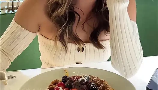 Sarapan dan mandi gelembung bareng katie kush